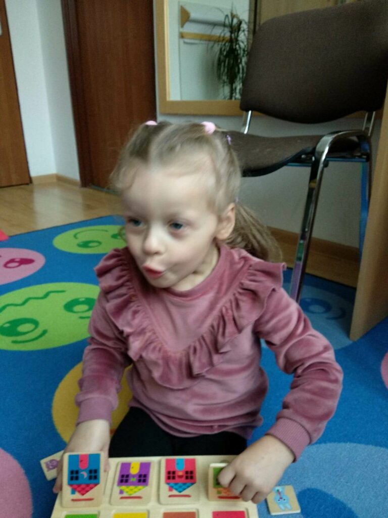 Na zajęciach rewalidacyjnych ćwiczymy poprawną artykulację, sprawność manualną, doskonalimy syntezę i analizę wzrokową oraz wzbogacamy słownictwo. Wykorzystując onomatopeje ćwiczymy oddychanie, fonację, prozodię oraz sprawność i koordynację narządów mowy.
