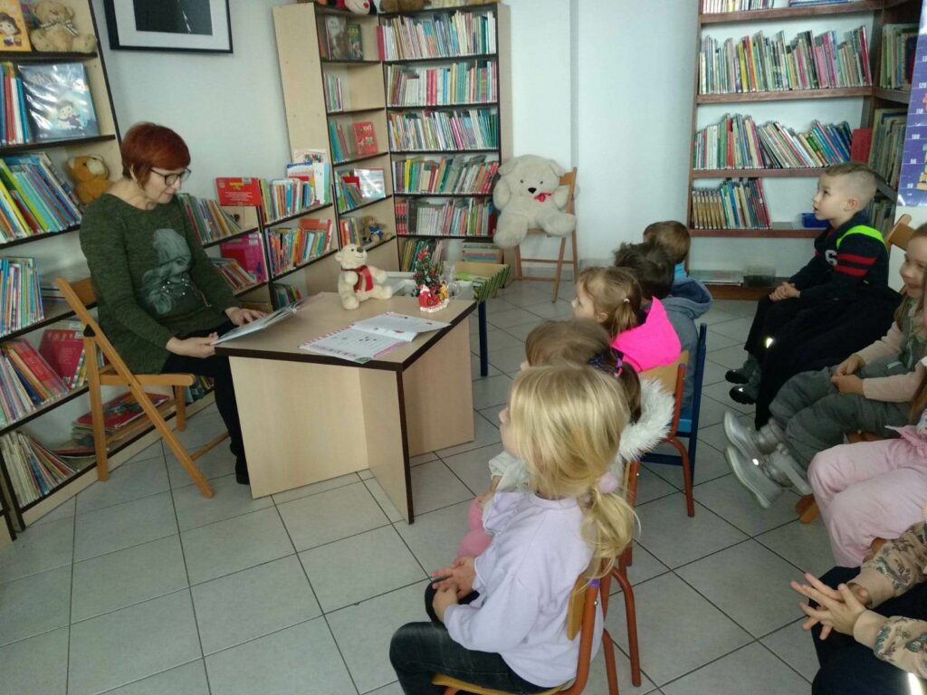 Świąteczne tradycje – wizyta „Kotków” w bibliotece