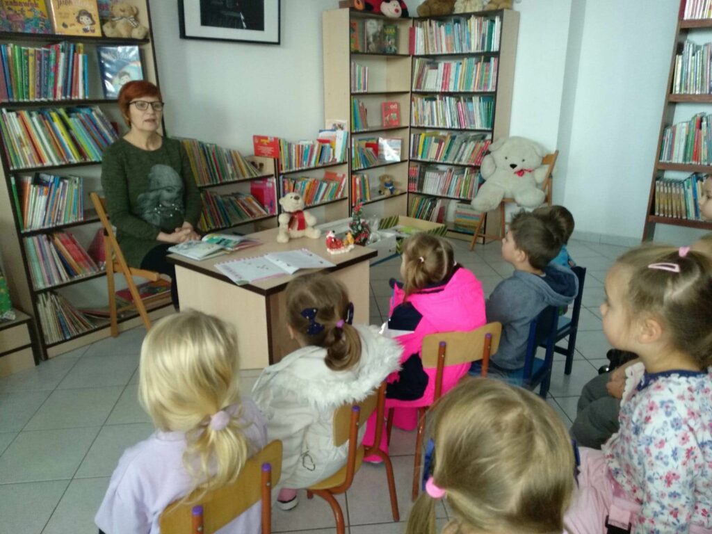 Świąteczne tradycje – wizyta „Kotków” w bibliotece