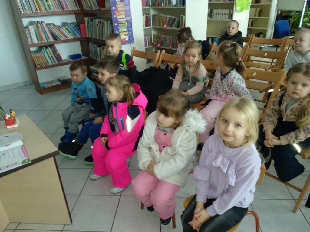 Świąteczne tradycje – wizyta „Kotków” w bibliotece