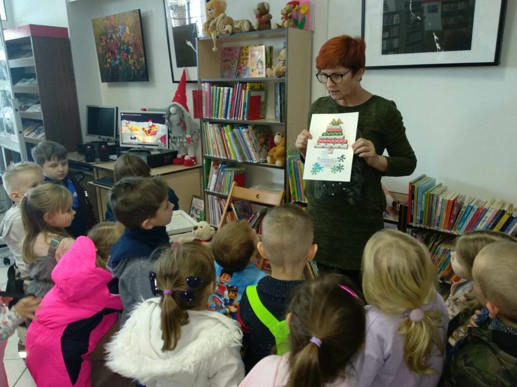 Świąteczne tradycje – wizyta „Kotków” w bibliotece