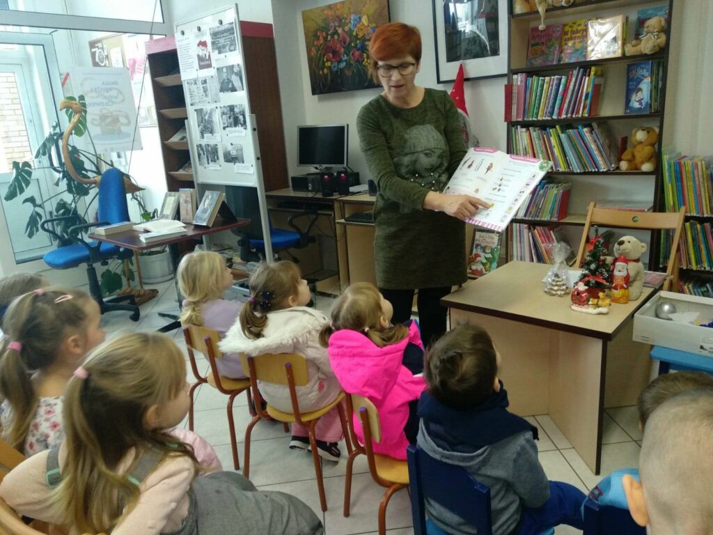 Świąteczne tradycje – wizyta „Kotków” w bibliotece
