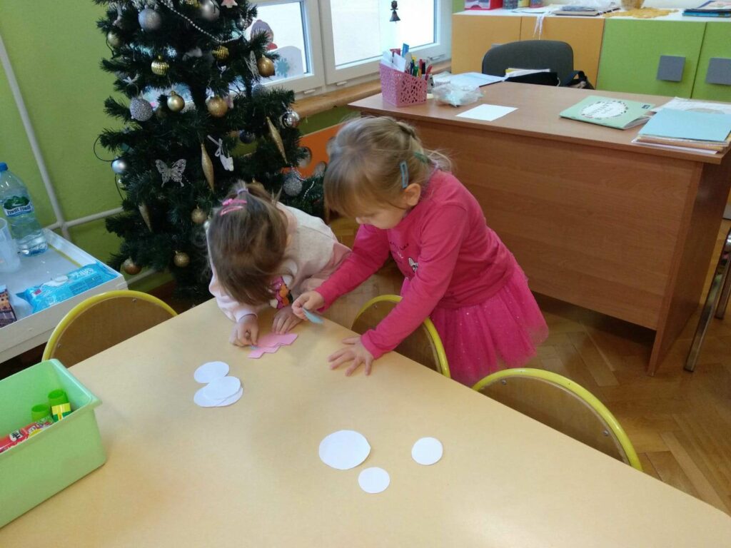 Bałwanki metodą „Edukacji przez ruch” – „Kotki”