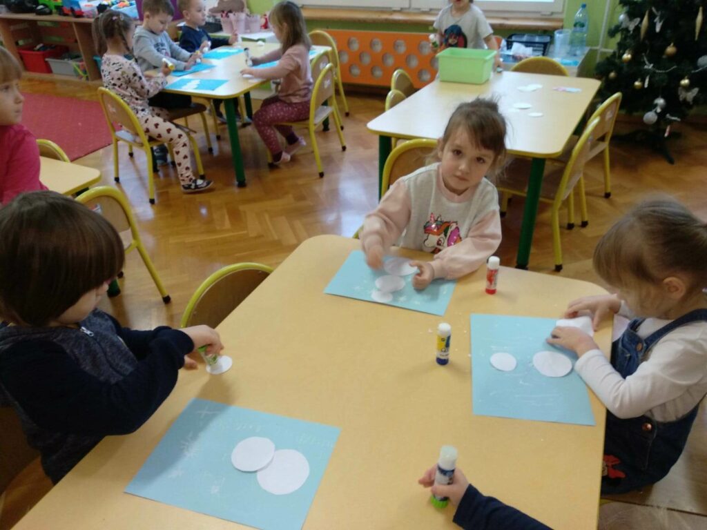 Bałwanki metodą „Edukacji przez ruch” – „Kotki”