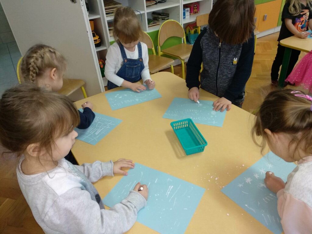 Bałwanki metodą „Edukacji przez ruch” – „Kotki”