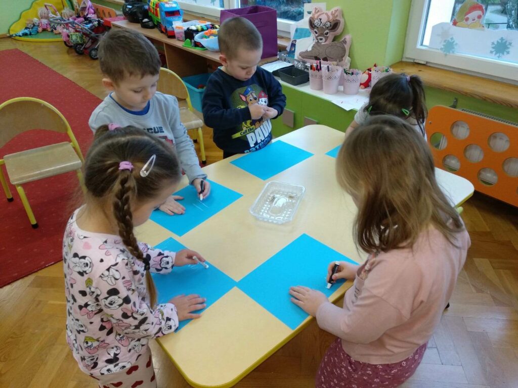 Bałwanki metodą „Edukacji przez ruch” – „Kotki”