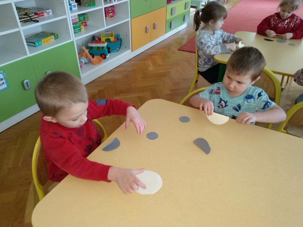 Głodny ptaszek – „Kotki”
