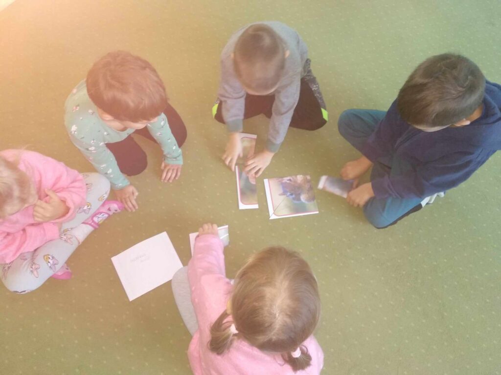 Jesienne zabawy z wiewiórką – „Motylki”