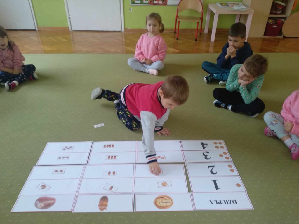 Jesienne zabawy z wiewiórką – „Motylki”