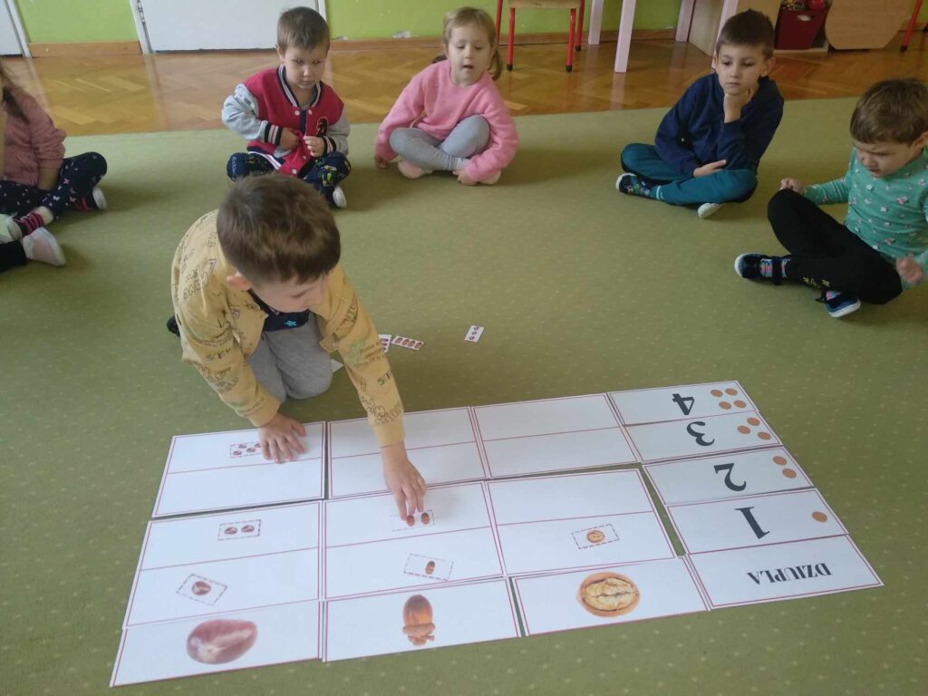 Jesienne zabawy z wiewiórką – „Motylki”