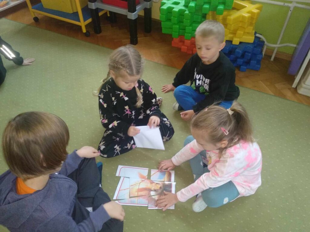 Jesienne zabawy z wiewiórką – „Motylki”