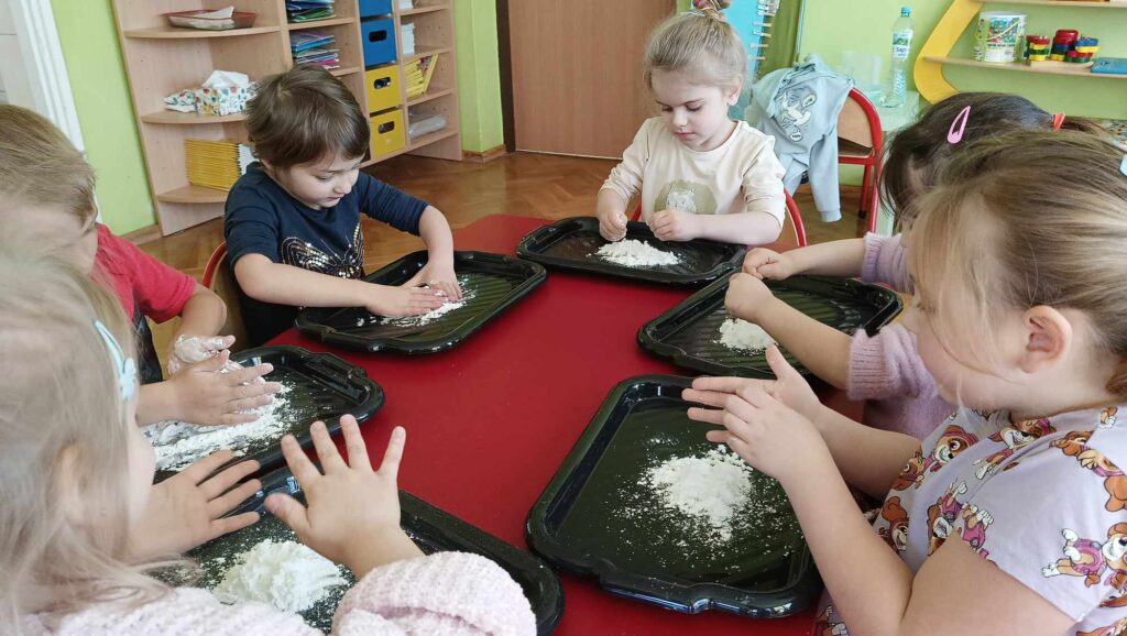 Zimowe zabawy badawcze w „Motylkach”
