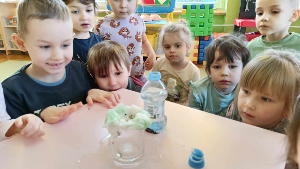 Zimowe zabawy badawcze w „Motylkach”