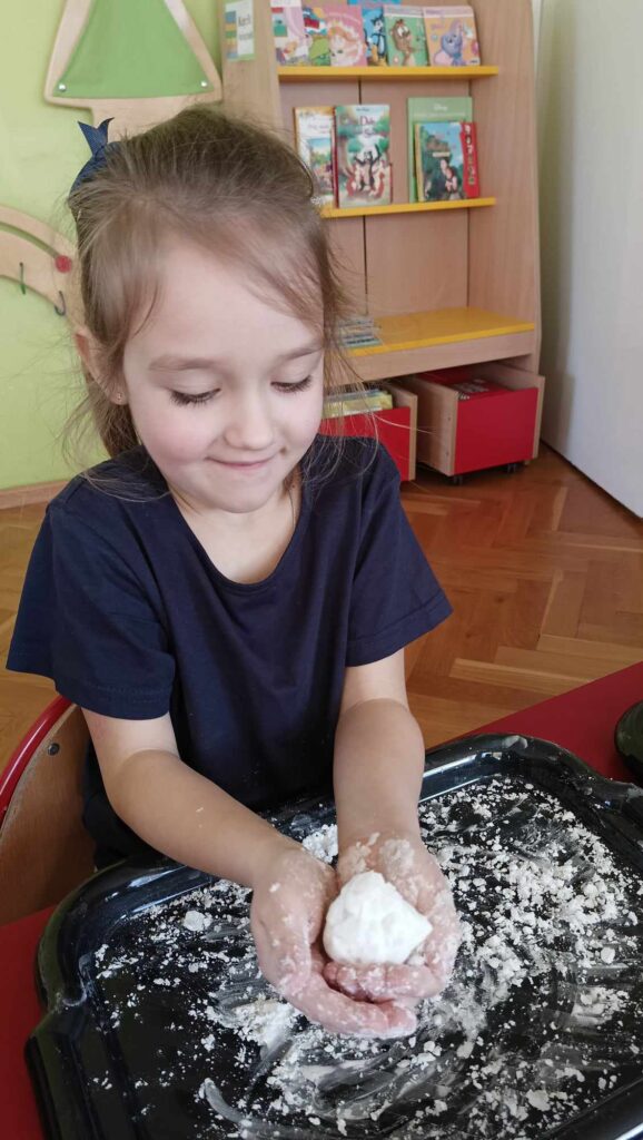 Zimowe zabawy badawcze w „Motylkach”