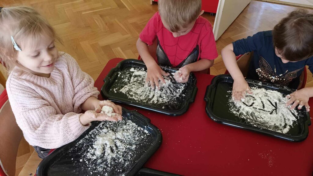 Zimowe zabawy badawcze w „Motylkach”