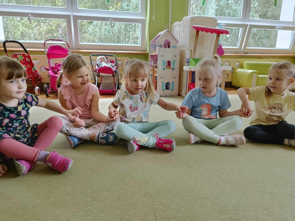 4-latki na zajęciach logopedycznych