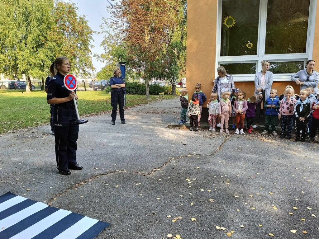 „Bezpieczeństwo w ruchu drogowym” – wizyta Funkcjonariuszy Policji