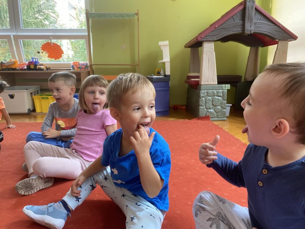 4-latki na zajęciach logopedycznych