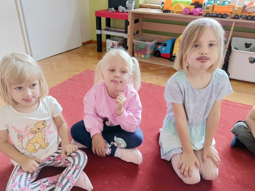 4-latki na zajęciach logopedycznych