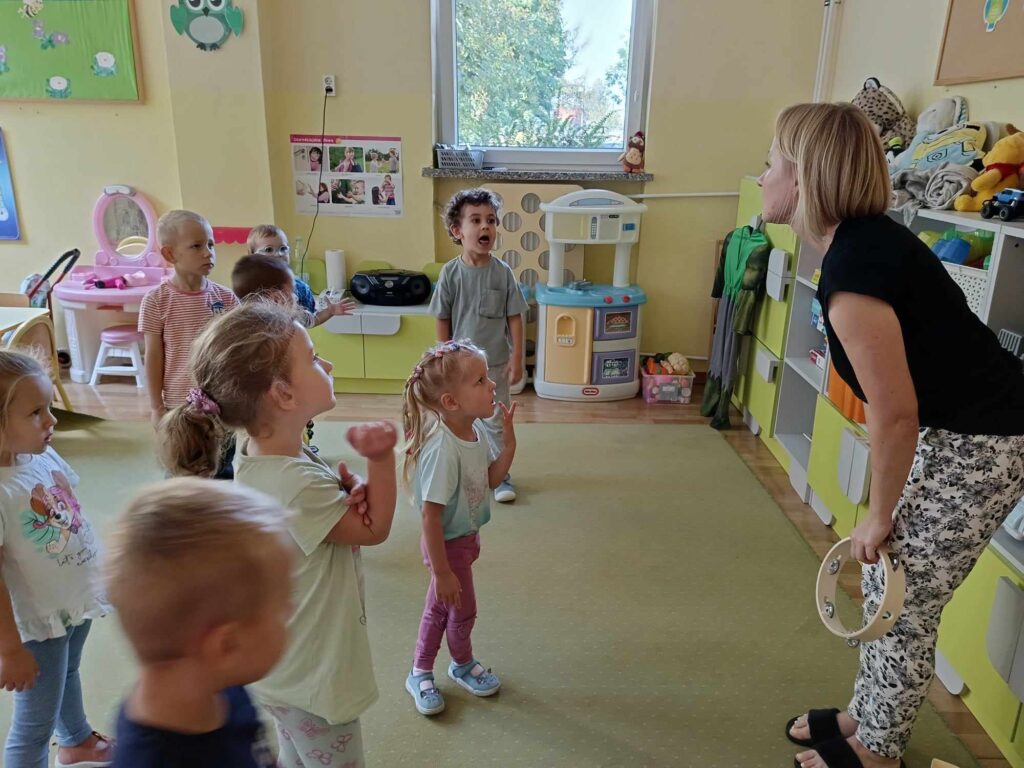 4-latki na zajęciach logopedycznych