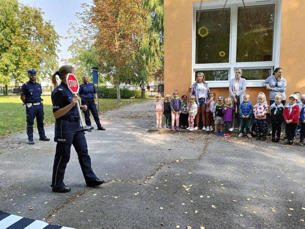 „Bezpieczeństwo w ruchu drogowym” – wizyta Funkcjonariuszy Policji
