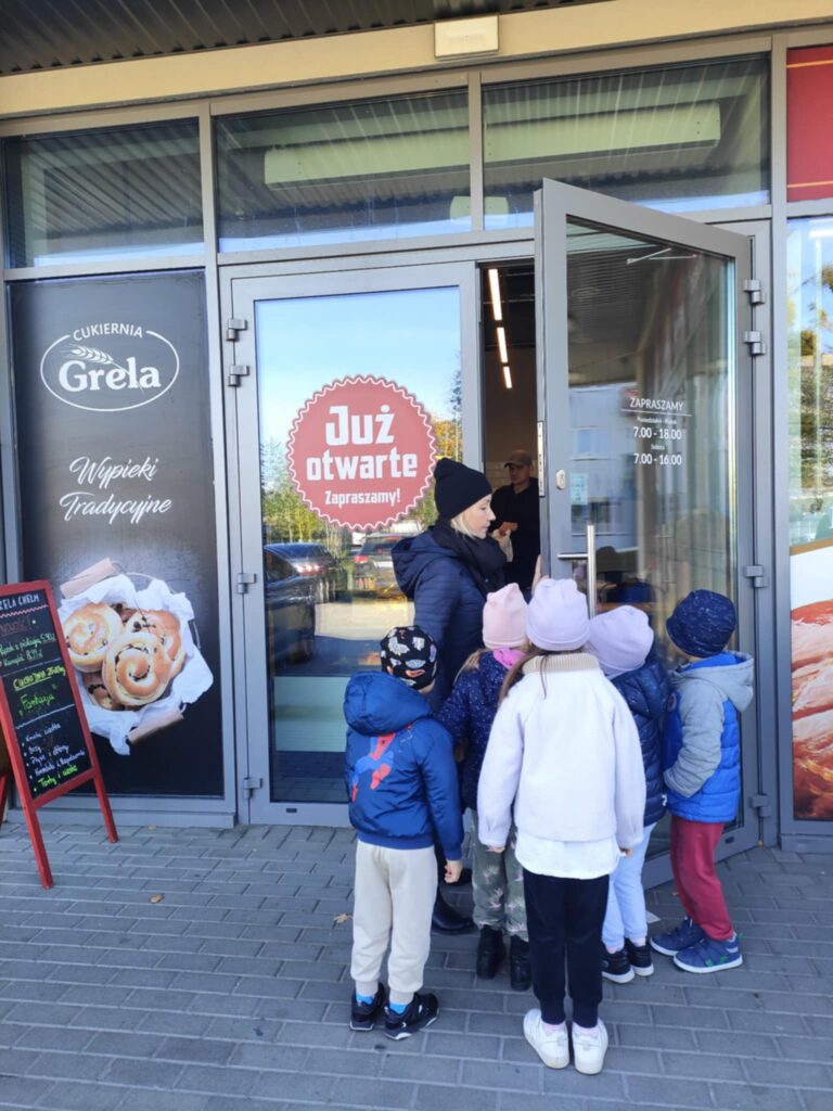 „Biedronki” z wizytą na targu i w piekarni