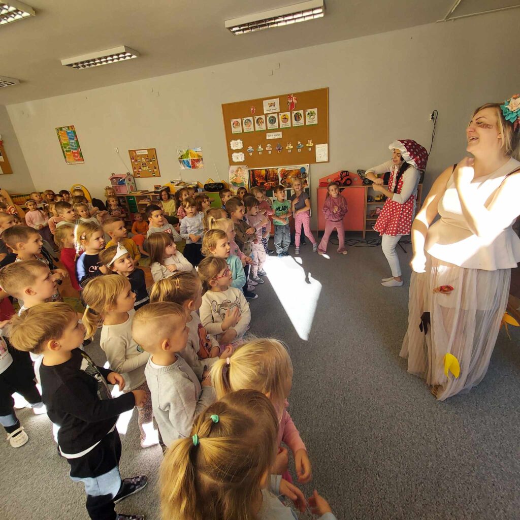 Jesienne przedstawienie w przedszkolu