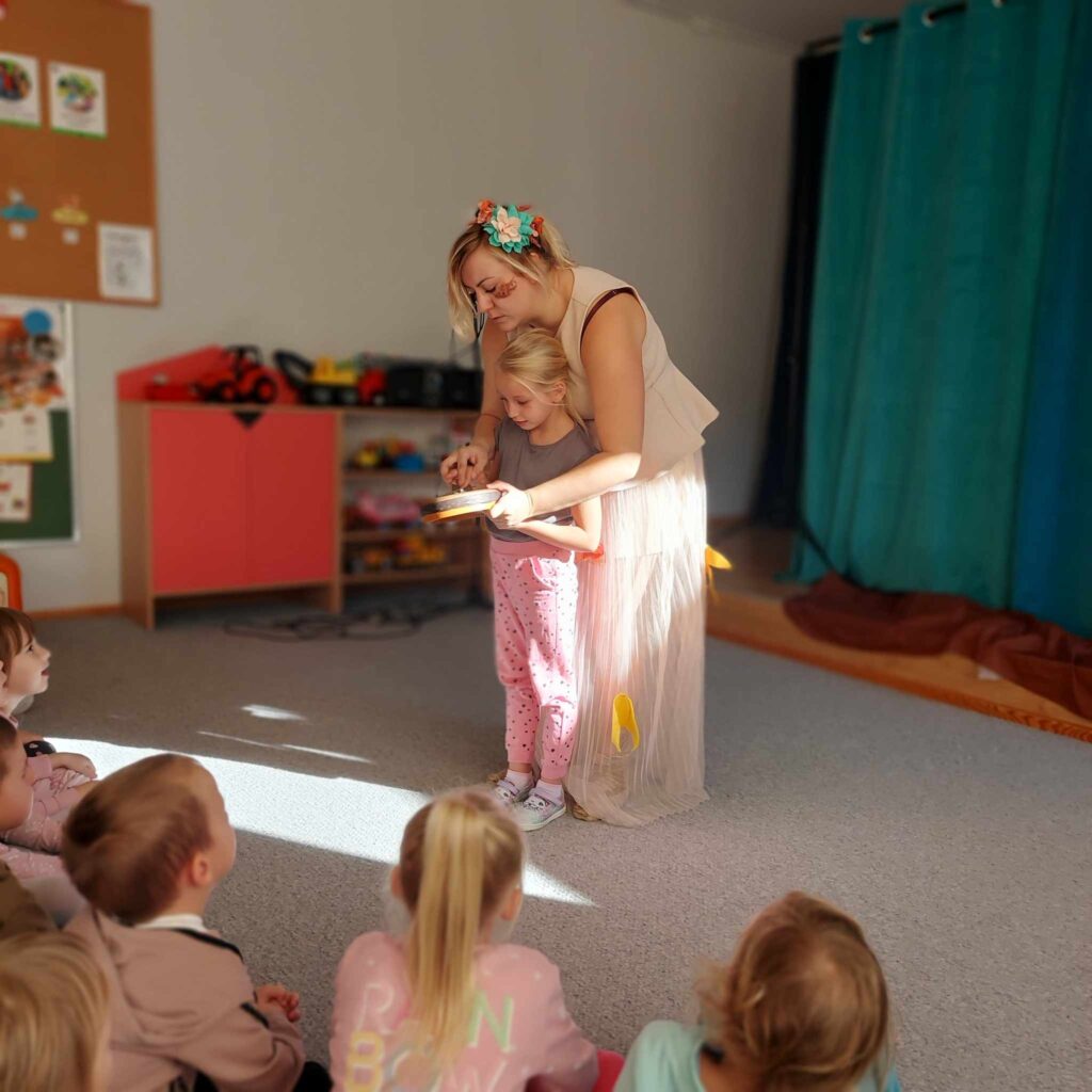 Jesienne przedstawienie w przedszkolu