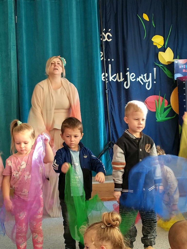 Jesienne przedstawienie w przedszkolu