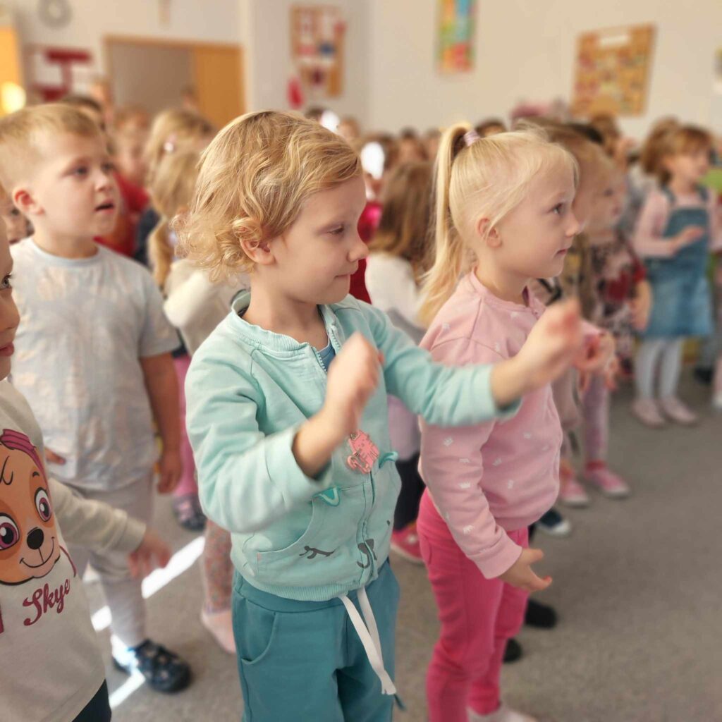 Jesienne przedstawienie w przedszkolu