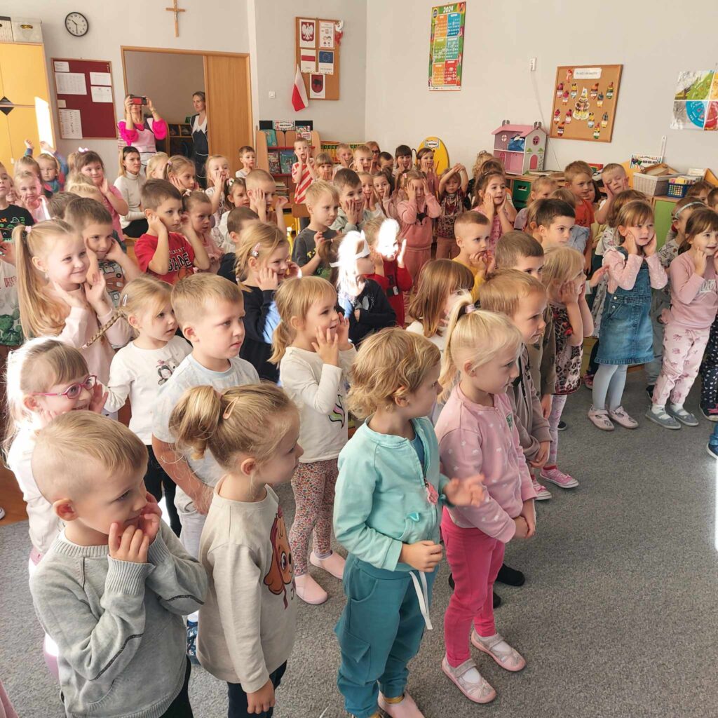 Jesienne przedstawienie w przedszkolu