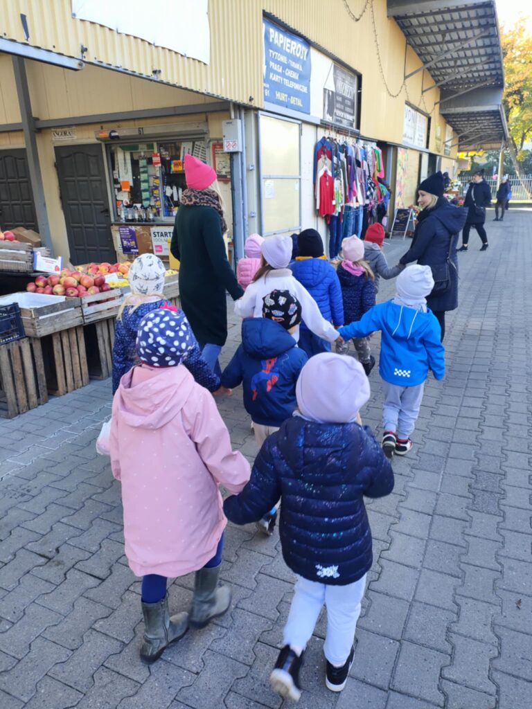 „Biedronki” z wizytą na targu i w piekarni