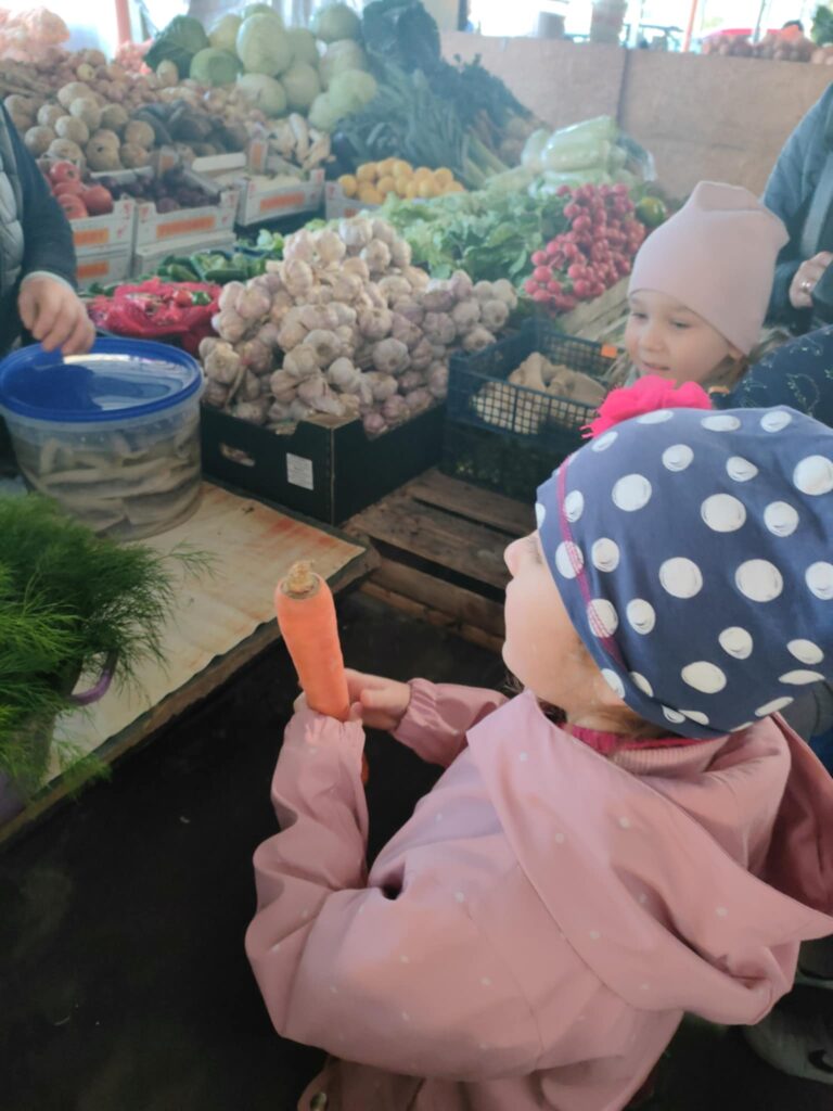„Biedronki” z wizytą na targu i w piekarni