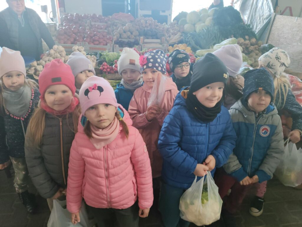„Biedronki” z wizytą na targu i w piekarni