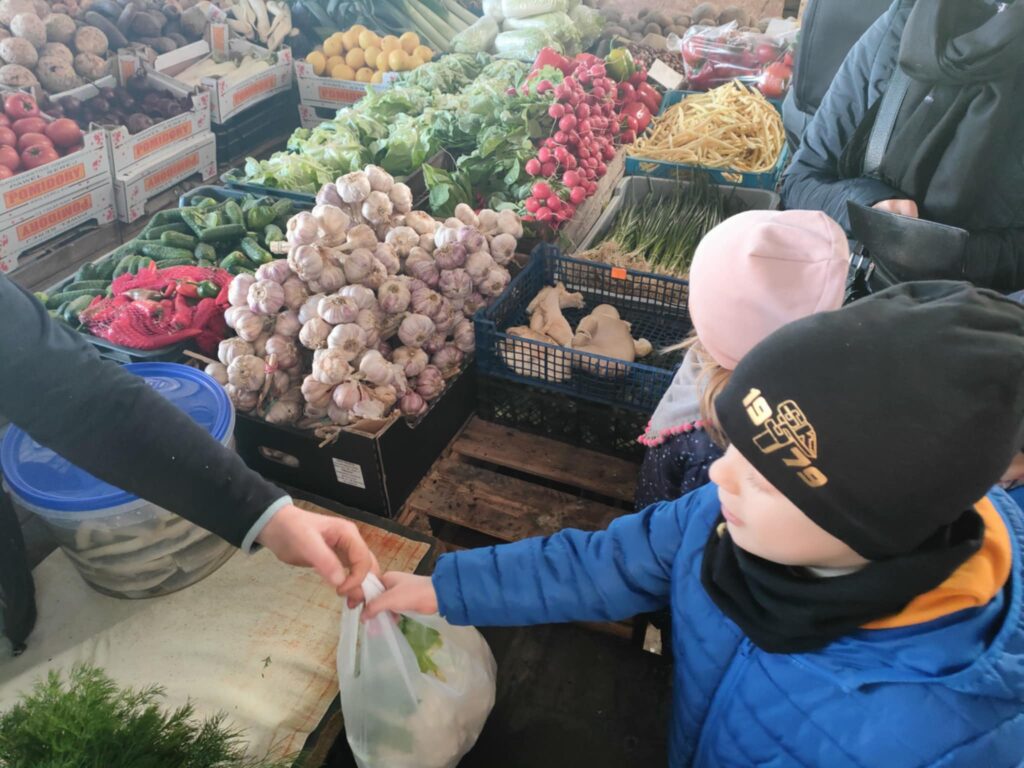„Biedronki” z wizytą na targu i w piekarni
