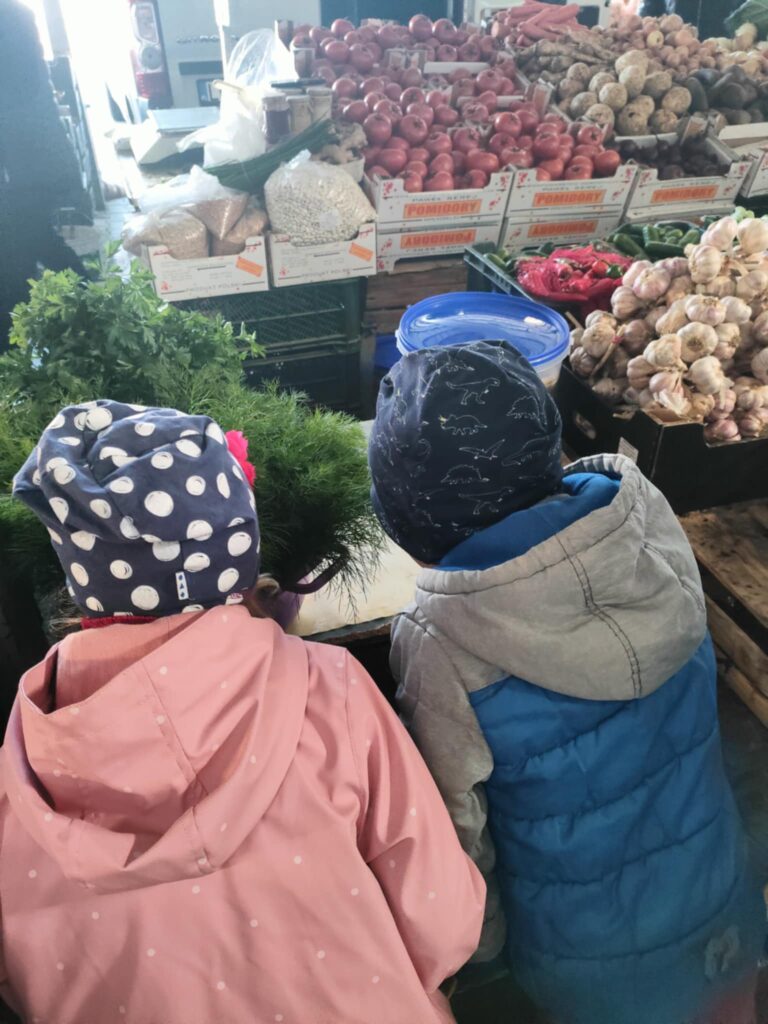 „Biedronki” z wizytą na targu i w piekarni