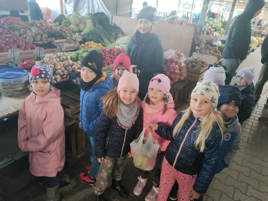 „Biedronki” z wizytą na targu i w piekarni