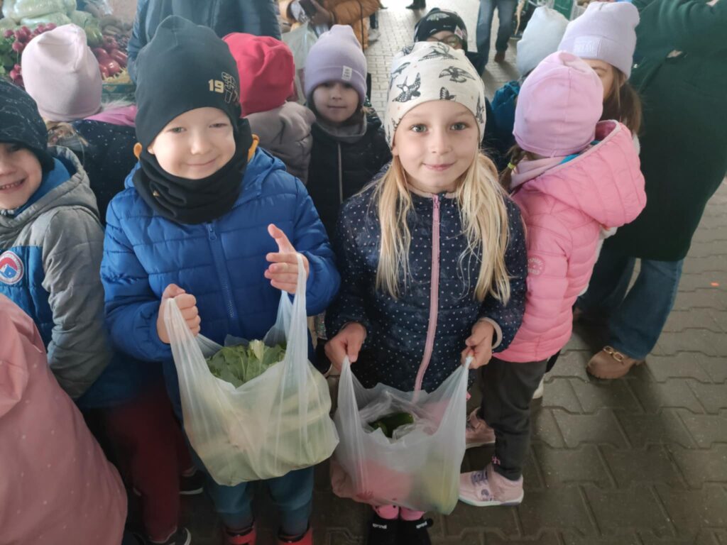 „Biedronki” z wizytą na targu i w piekarni