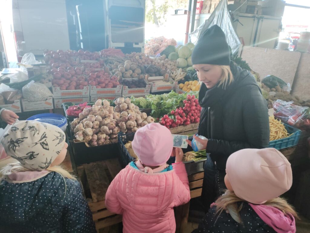 „Biedronki” z wizytą na targu i w piekarni