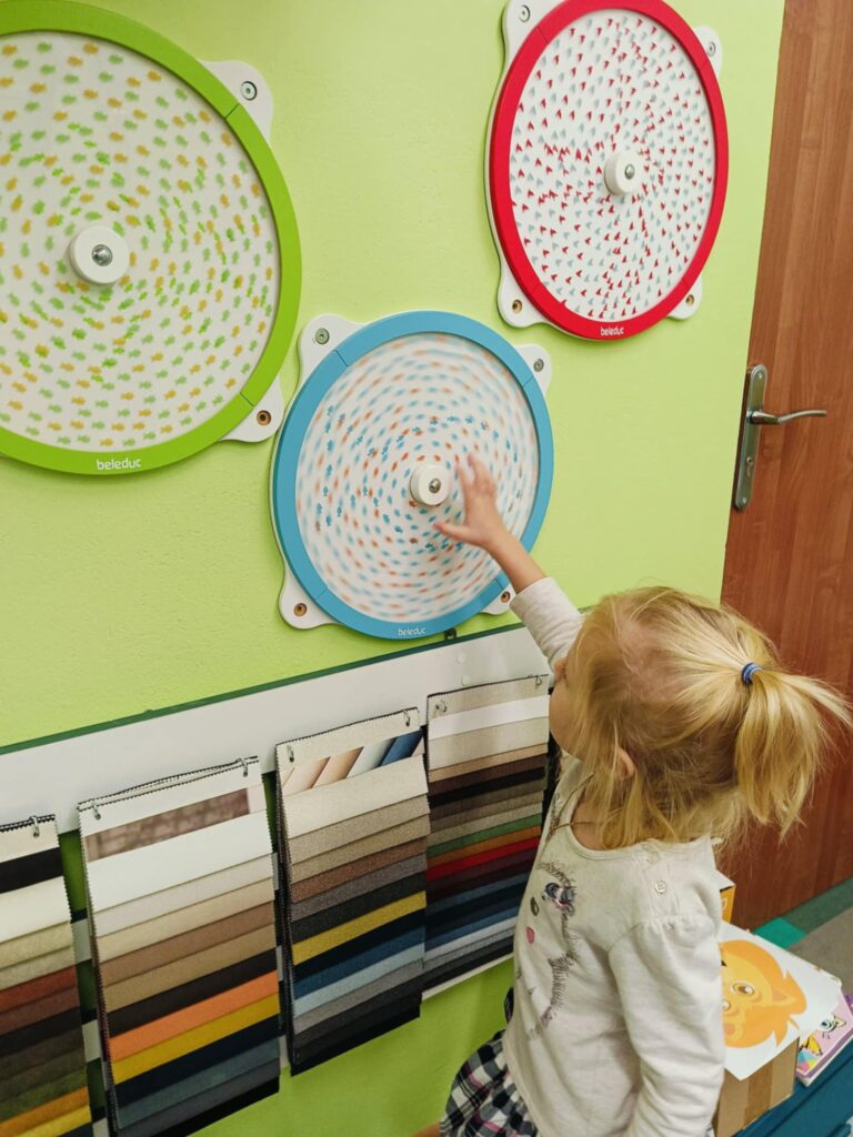 Poznajemy figury geometryczne i utrwalamy znajomość kolorów – zajęcia rewalidacyjne