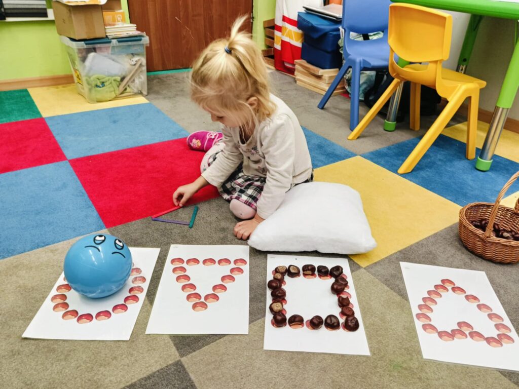 Poznajemy figury geometryczne i utrwalamy znajomość kolorów – zajęcia rewalidacyjne