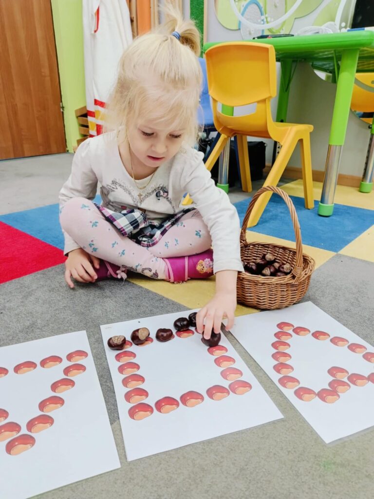 Poznajemy figury geometryczne i utrwalamy znajomość kolorów – zajęcia rewalidacyjne