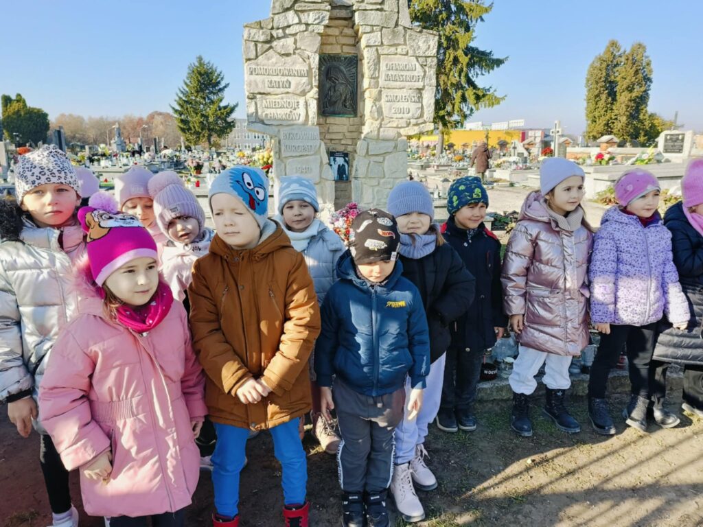 Wizyta „Biedronek” na cmentarzu