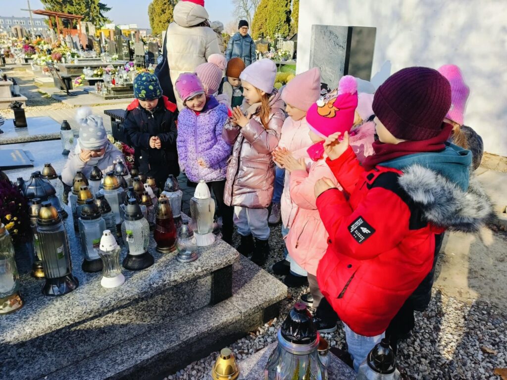 Wizyta „Biedronek” na cmentarzu
