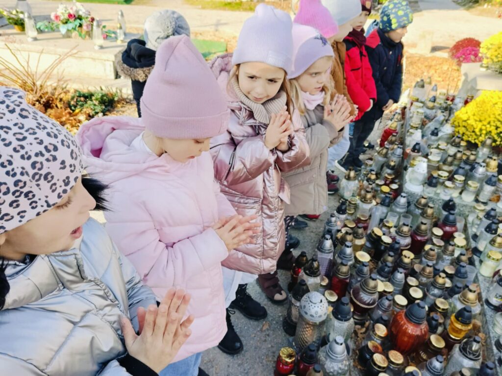 Wizyta „Biedronek” na cmentarzu