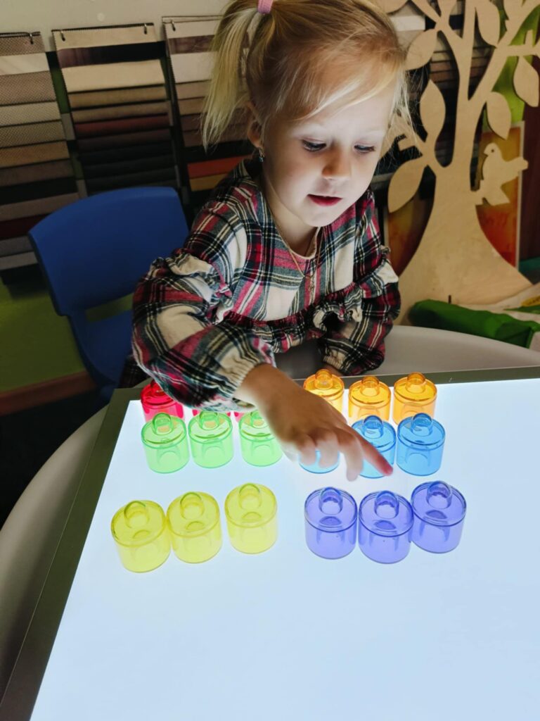 Poznajemy figury geometryczne i utrwalamy znajomość kolorów – zajęcia rewalidacyjne