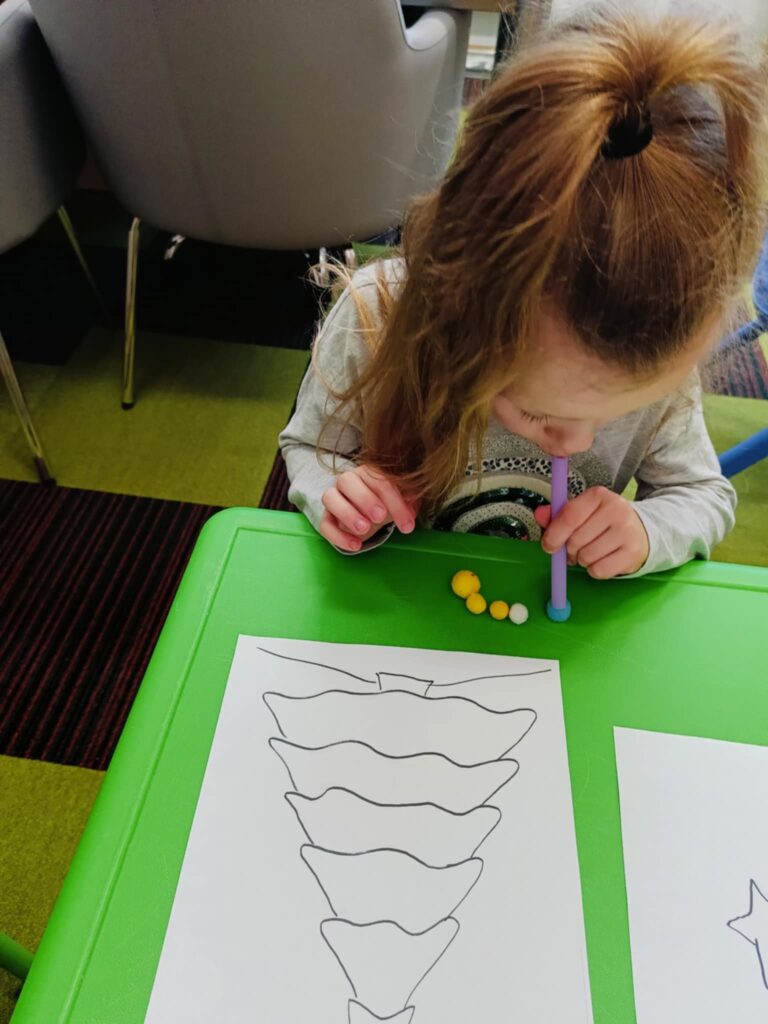 Zajęcia logopedyczne – ćwiczenia pionizacji języka i ustnego toru oddechowego