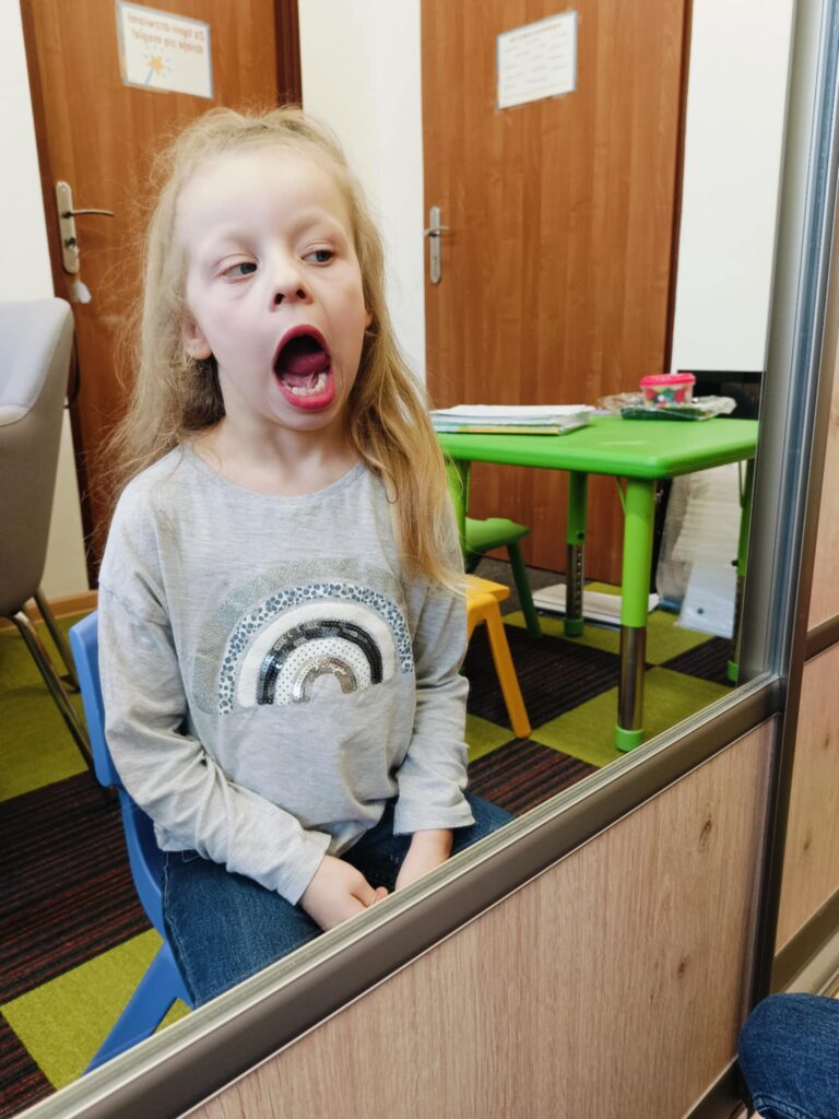 Zajęcia logopedyczne – ćwiczenia pionizacji języka i ustnego toru oddechowego