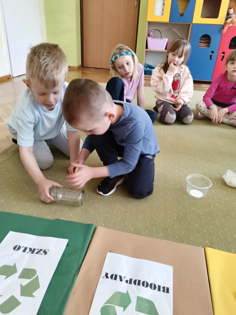 Drugie życie odpadów – realizacja programu „Kubusiowi Przyjaciele Natury" w „Biedronkach”