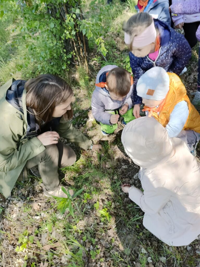 Leśna przygoda naszych „Biedronek”